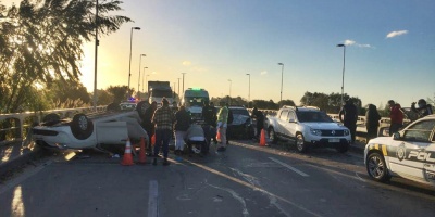 Dos hombres tiraron troncos en accesos para robar 