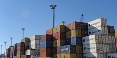 Trabajadores portuarios realizan una asamblea, tras la confirmaci�n del env�o al seguro de paro a 108 trabajadores de Montecon 