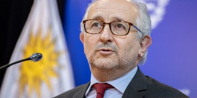 El Ministro de Educacin y Cultura Pablo Da Silveira defendi la decisin de intervenir el club Villa Espaola