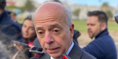 El ministro de Defensa, Javier Garca lament que la decisin del gobierno acerca del avin venezolano-iran hubiera generado diferencias ideolgicas