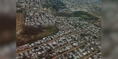 Polica ubic a rapiero sobre el techo de una casa