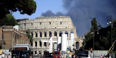 Un gran incendio se extiende en la zona este de Roma