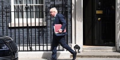 Johnson dice que se marcha con "la frente en alto"