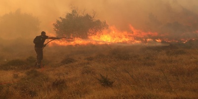 Incendio al norte de Atenas sigue descontrolado y calcina al menos 10 casas