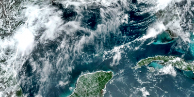 Cicl�n Frank se intensifica a hurac�n y permanece lejos de costas de M�xico