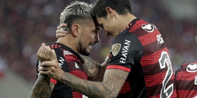 Flamengo le da otra lección a Corinthians y se planta en semifinales