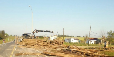 Cami�n volc� en Ruta 11 km 114