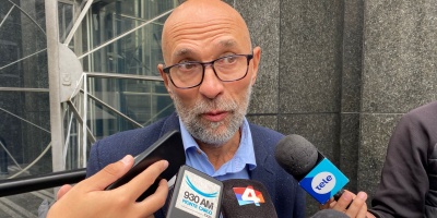 El fiscal Fernando Romano imput� al hincha de Pe�arol que  exhibi� la gallina inflable durante el cl�sico