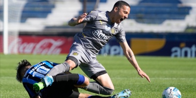 Pe�arol derrota ag�nicamente a Liverpool