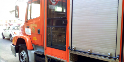 Bomberos trabaja en un incendio en La Teja