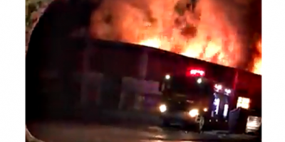 Incendio arrasa predio con varios establecimientos comerciales