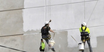 Desempleo baja levemente a 7.9%