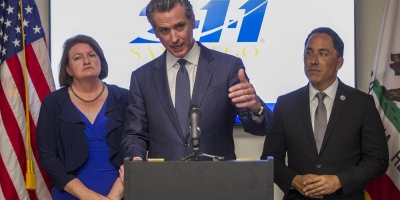 El gobernador de California ratifica un nuevo paquete de leyes para proteger y ampliar el acceso al aborto