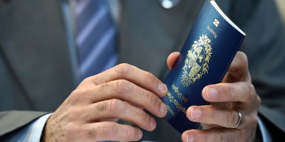 La Justicia imput� a la esposa de uno de los implicados en la trama de falsificaci�n de documentos destinados a ciudadanos rusos.