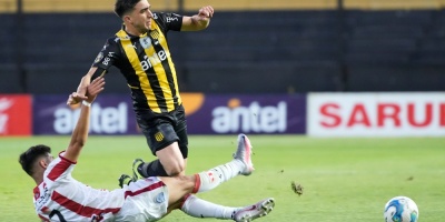 Pe�arol y River termina en tablas