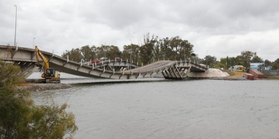 Contin�an las obras de apuntalamiento del puente dos de La Barra