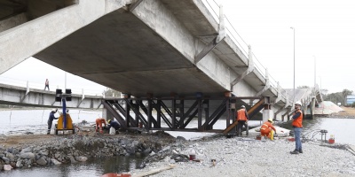 La colocaci�n de la primera viga de contenci�n permiti� estabilizar el puente de La Barra
