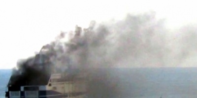 Se incendi ferry en Grecia y buscan rescatar a pasajeros