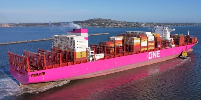 Enorme portacontenedores atraca en puerto de Montevideo