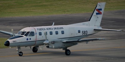 Un avi�n de la Fuerza A�rea choc� contra un edificio en el Aeropuerto de Carrasco