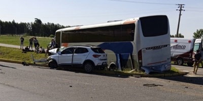 Choque entre �mnibus y auto en Ruta 1, km123