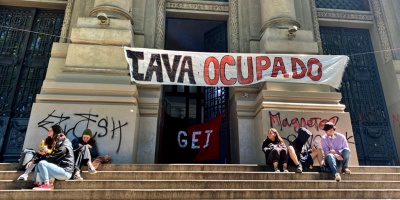 El gremio de estudiantes del liceo IAVA ocup� transitoriamente la instituci�n en rechazo a la reforma educativa y en reclamo de presupuesto