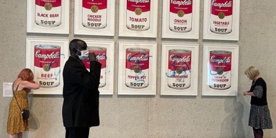 Dos activistas pintan y se pegan a los marcos de los cuadros de 'Campbell's Soup I' en Australia