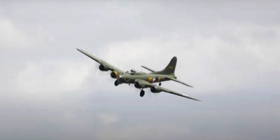 Dos aviones se estrellaron en pleno vuelo durante una exhibici�n a�rea de aviones de la II Guerra Mundial 