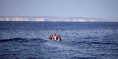 Cuatro muertos tras lanzarse un grupo de migrantes al agua en el Mediterr�neo