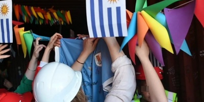 La celeste ya viaja por el mundo en el contenedor arcoiris