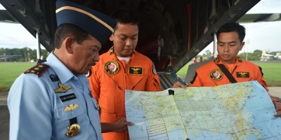 Hallan ms de 40 cuerpos de pasajeros del avin de Air Asia desaparecido