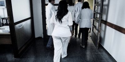 M�dicos alertan que durante el verano y el per�odo de las fiestas tradicionales, las quemaduras en ni�os aumentan un 10%