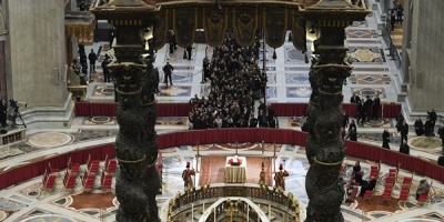 Miles de personas esperan hasta tres horas para rendir homenaje a Benedicto XVI antes de su sepultura