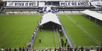 Miles de brasileños se despiden de Pelé en el estadio del Santos