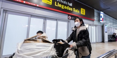  China ve "inaceptables" los controles a viajeros y amenaza con tomar represalias