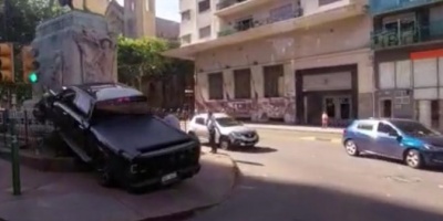 Una camioneta impact� contra el monumento al Gaucho, en Montevideo