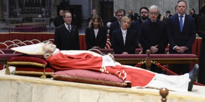 Comienza el funeral de Benedicto XVI presidido por Francisco
