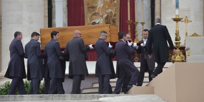Los restos mortales de Benedicto XVI ya reposan en las grutas vaticanas