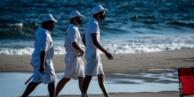 Prefectura de La Paloma asisti� a dos personas que presentaban dificultades para volver a la costa