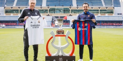 Ancelotti y Xavi posan juntos con la Supercopa de Espaa antes de la final