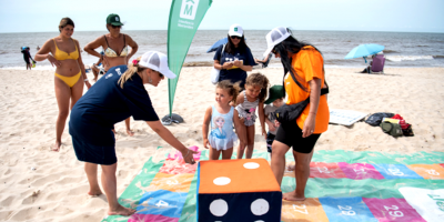 La Intendencia de Montevideo inici� actividades l�dicas e informativas en Playa Honda para promover el cuidado de la salud en verano