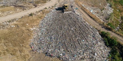 Hallan el cuerpo de un hombre en medio de la basura