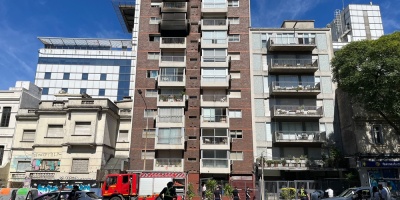 Una mujer y una ni�a se tiraron al vac�o en medio de un incendio en Bulevar Artigas y Palmar