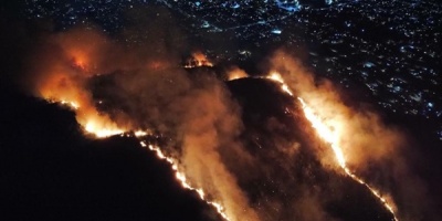 Bomberos contin�a combatiendo incendio en Cerro del Toro