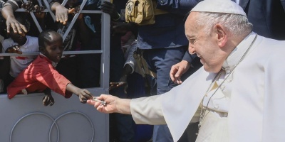 El Vaticano public� la foto de un ni�o que da limosna al Papa en Sud�n del Sur, el pa�s m�s pobre del mundo