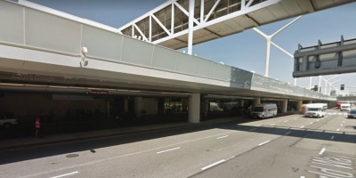 Al menos cinco heridos por una colisin entre un autobs de pasajeros y un avin en el aeropuerto de Los ngeles