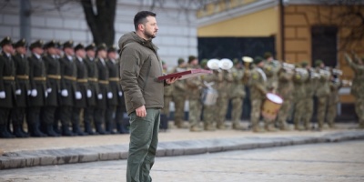Zelenski rinde homenaje a los "héroes" de Ucrania con un simbólico acto en Kiev