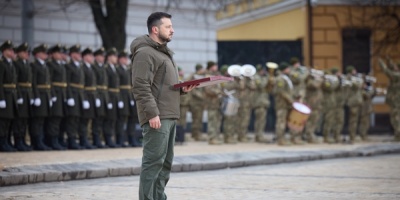 Zelenski rinde homenaje a los "hroes" de Ucrania con un simblico acto en Kiev