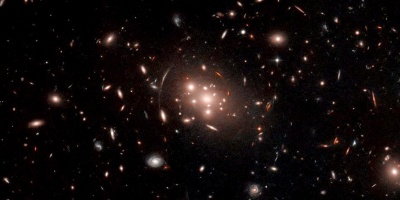 El telescopio Hubble divisa contorsiones cósmicas distantes