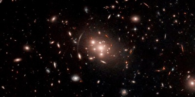 El telescopio Hubble divisa contorsiones csmicas distantes